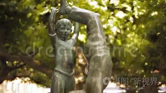 德国杜塞尔多夫儿童喷泉雕塑视频