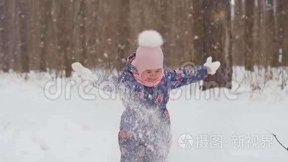 小女孩在公园里玩雪视频