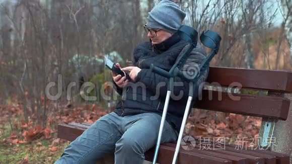 残疾人拐杖和智能手机