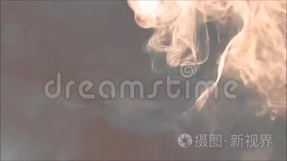 彩色烟雾在空气中盘旋视频