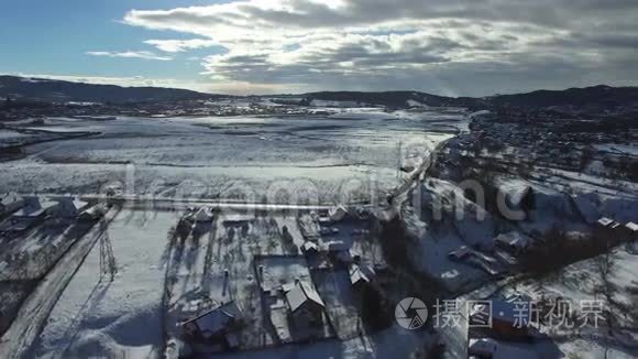 冬季山村和工业区的鸟瞰图
