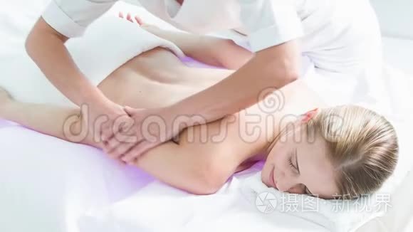 快乐的女士在水疗中心放松按摩