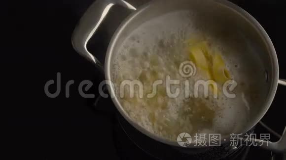 在电炉锅中用沸水煮熟窝面食视频