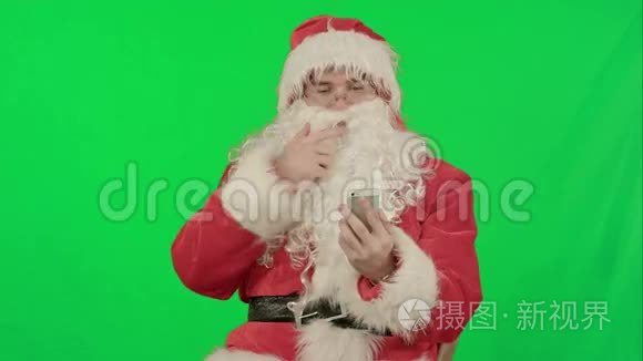 圣诞老人读并发送他的短信视频