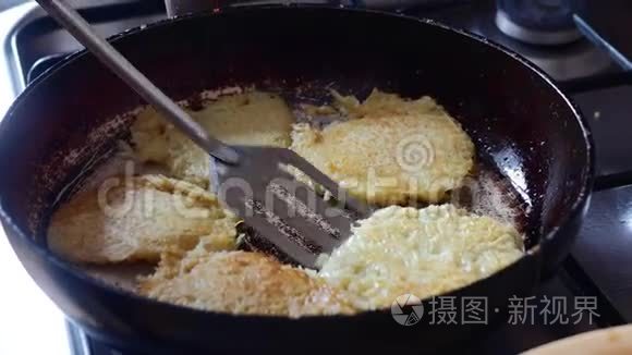 在煎锅里煮金黄脆脆的土豆煎饼视频