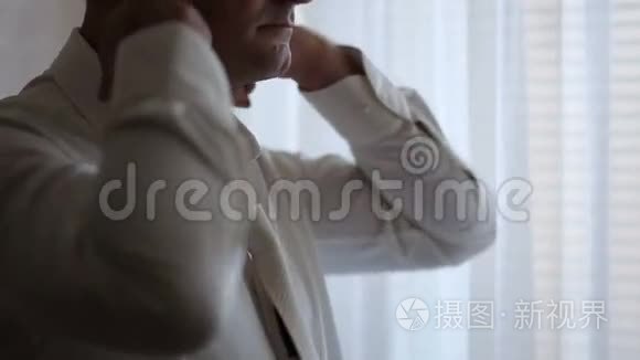 一个男人的特写使他的领带挺直