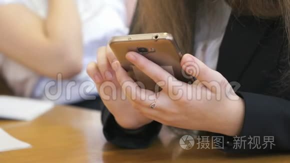 女生用手机打字视频