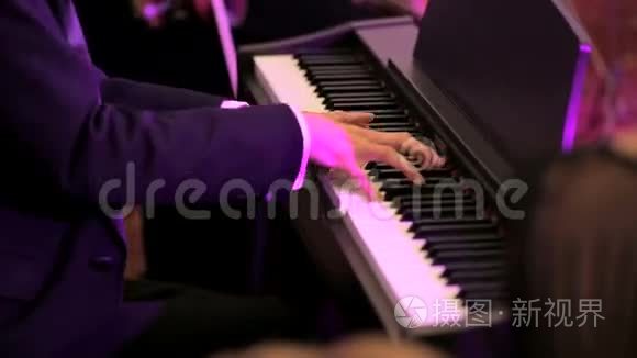 钢琴演奏古典音乐的人视频