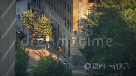 市民在晚城过马路视频