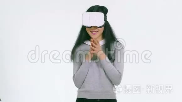 中国少年戴着虚拟现实护目镜视频