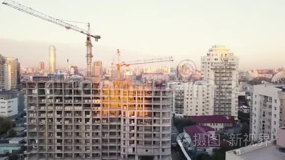 施工现场用吊车.. 录像。 建筑工人正在建造。 空中观景。 建筑工地的俯视图