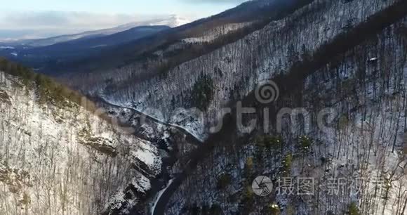 雪覆盖的山路的鸟瞰图