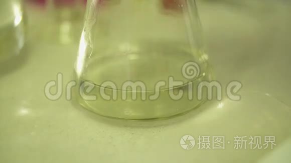 烧瓶超慢运动的化学反应视频