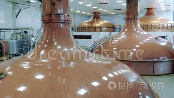啤酒厂的青铜酿造罐视频