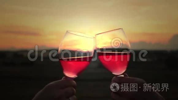 情侣在日落时分喝红酒视频