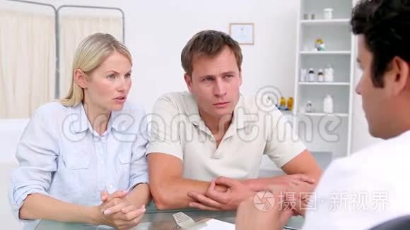 失望的夫妇坐在医生面前视频