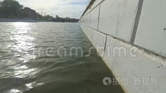 河流水面和水泥墙低角度视图视频