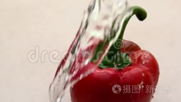 水浇在红椒上.