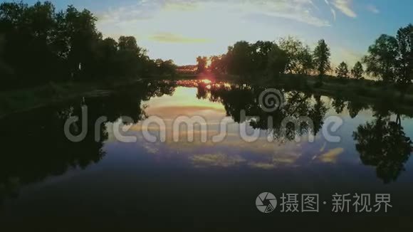 日落时飞过湖面视频