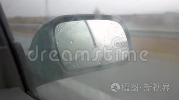 在雨天高速公路上行驶视频