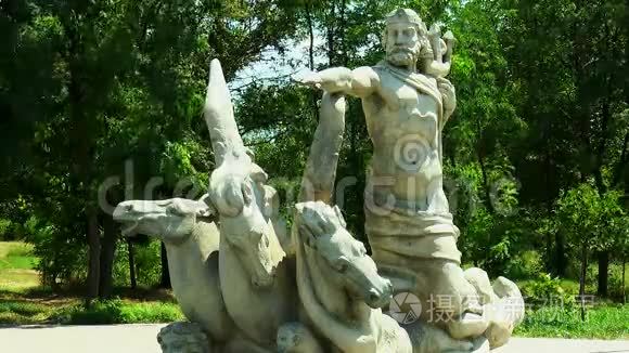 海王星在城市公园的雕塑视频