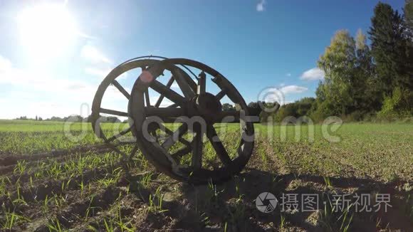 森林边小麦田有两个木轮的景观，时间流逝4K