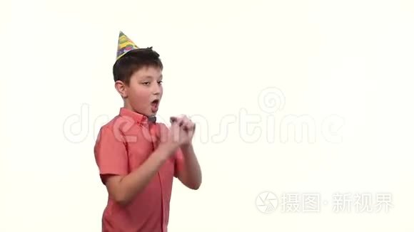 戴生日帽的男孩把一个紫色的球视频