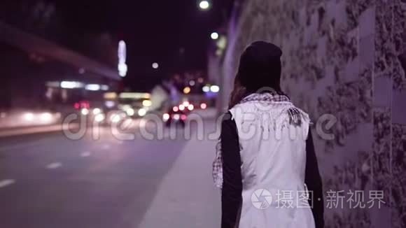 在夜城散步的年轻女子视频