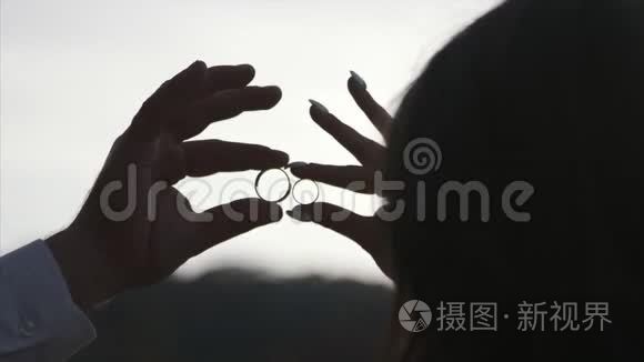 按下键盘输入按钮的特写视频