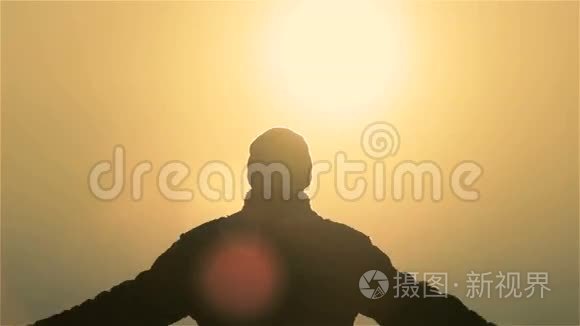一个男人在日出时训练做运动。黎明时留胡子的男人。