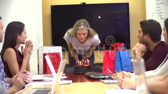 员工庆祝同事在办公室的生日视频
