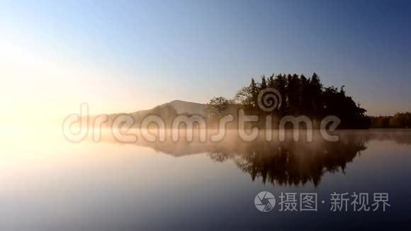 时光流逝，日出在池塘里