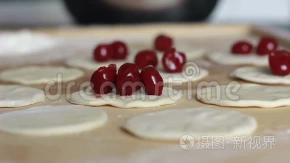 用樱桃塑造饺子