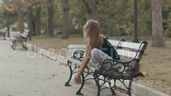 坐在长凳上坐在莲花的位置视频
