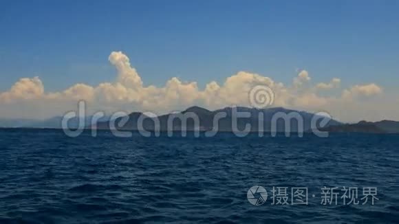 乘船过云天山的景色视频