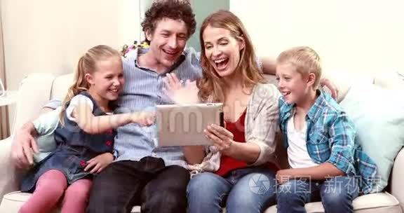 快乐家庭用平板电脑打视频电话视频