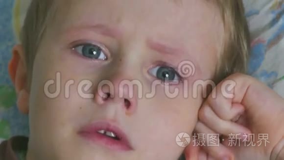 少年哭泣的悲伤泪水流淌视频