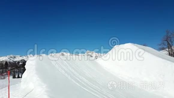 滑雪板滑雪板滑雪板在跳跃山视频