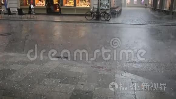 欧洲城市的冰雹和大雨视频