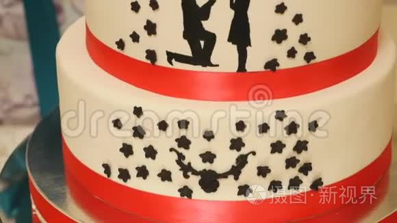 美丽的白色和红色丝带婚礼蛋糕