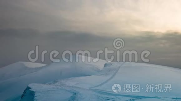 美丽的山，阳光明媚的夜晚，山在天空下