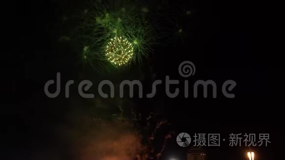 透明背景上的抽象金色烟花爆炸。 新年庆祝烟火。