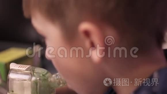 带吸入器的小孩视频