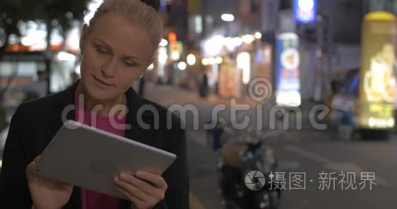 韩国首尔市晚上带垫的女人视频