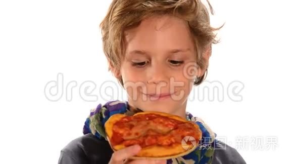 英俊的孩子吃披萨视频