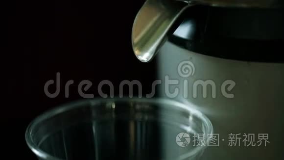 榨汁机的汁液倒入杯子里视频