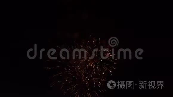 透明背景上的抽象金色烟花爆炸。 新年庆祝烟火。