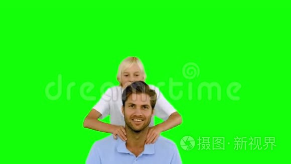 儿子在绿色的屏幕上跳回父亲