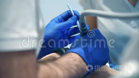牙科治疗病人视频