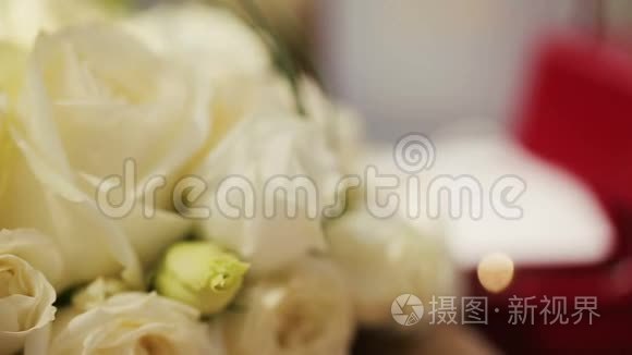 结婚戒指和白色玫瑰花